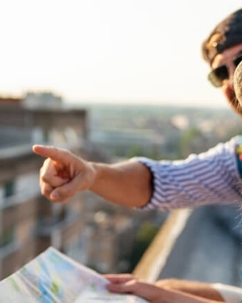 tourist-couple-on-adventure