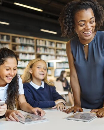librarian-and-students-at-table