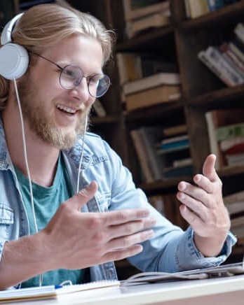 Man-with-headphones-using-laptop-in-library