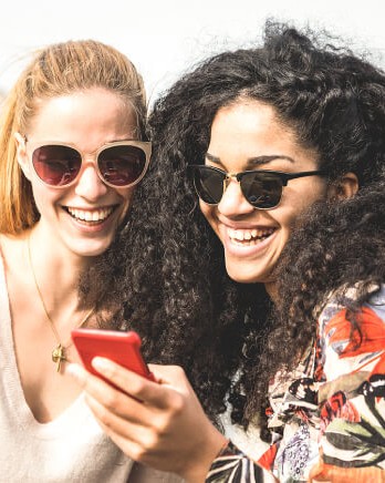 genz-millenial-friends-travel