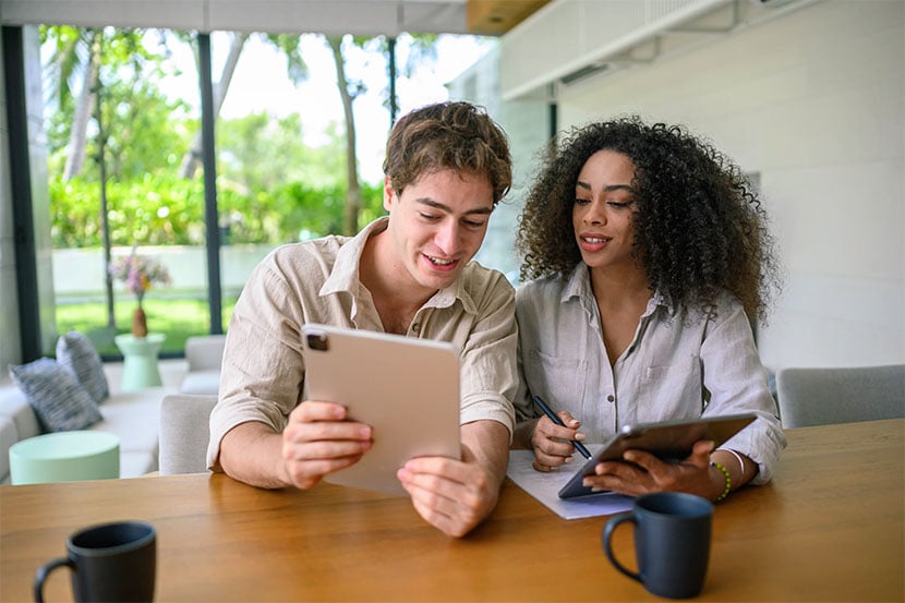 Couple-doing-a-puzzle-together-on-a-tablet-device