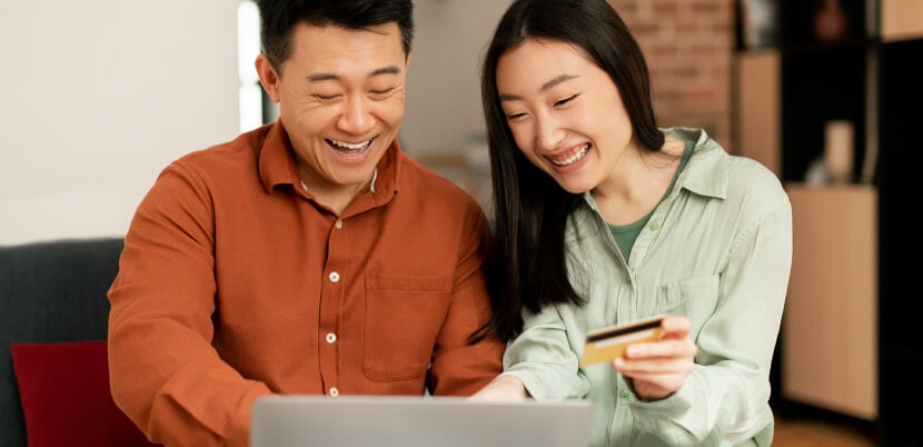 couple-booking-hotel-online