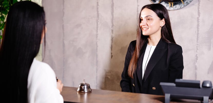 friendly-concierge-with-customer