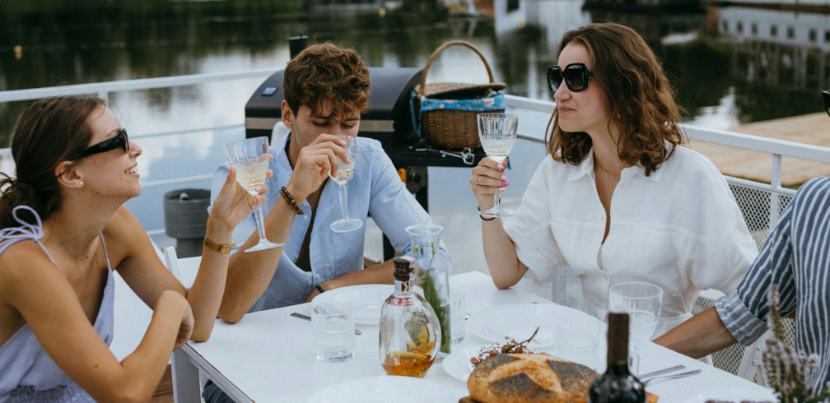 millennials-drinking-wine