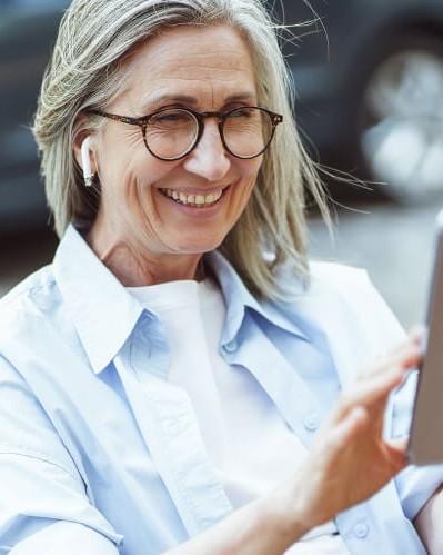 1_senior-lady-using-tablet