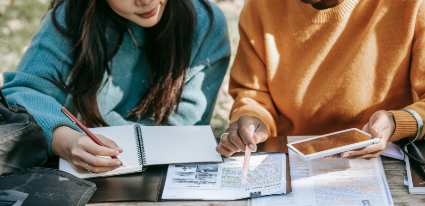 students-with-tablet