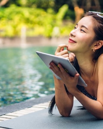 woman-on-vacation-with-a-tablet