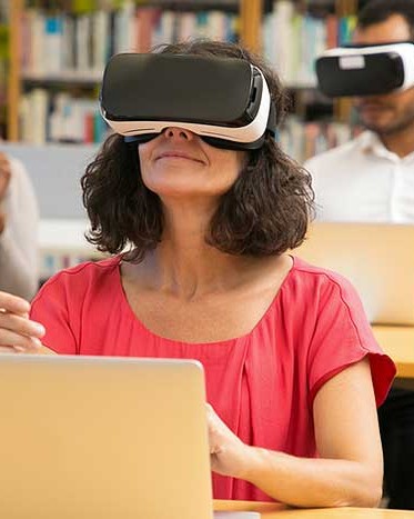 1_woman-virtual-realiy