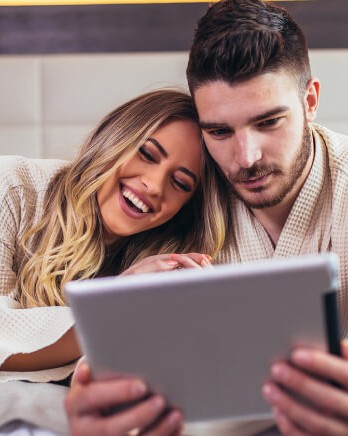 couple-reading-in-hotel-room