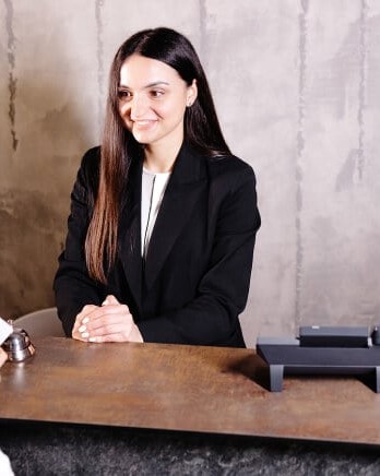 friendly-hotel-receptionist-with-customer