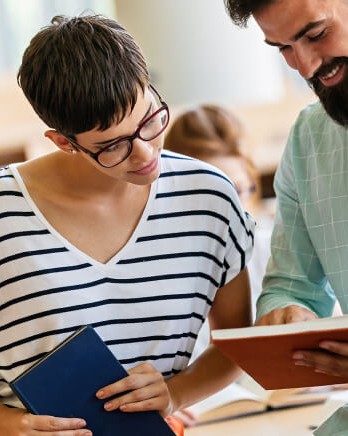 group-of-people-in-library