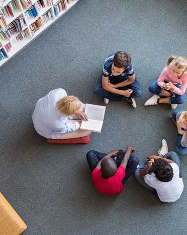 librarian20reading20to20students