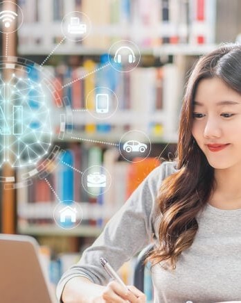 student-using-ai-in-library