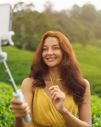 travel-inluencer-filming-vlog