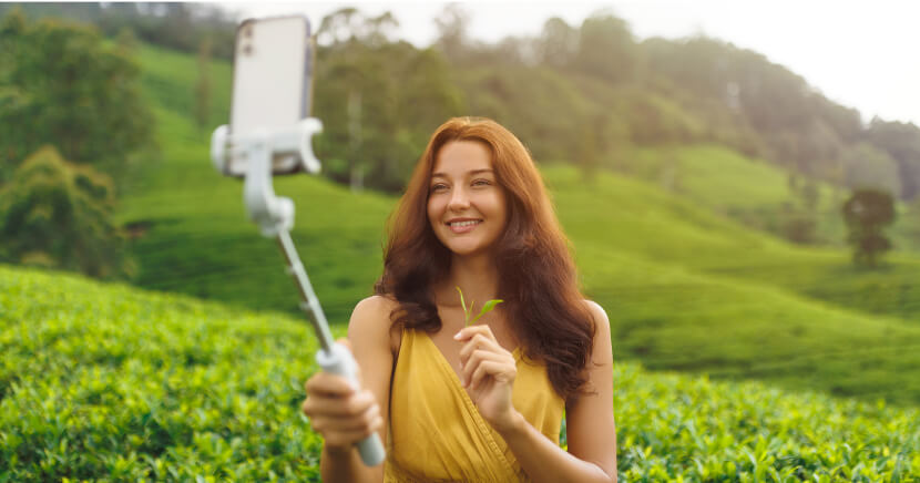 travel-inluencer-filming-vlog