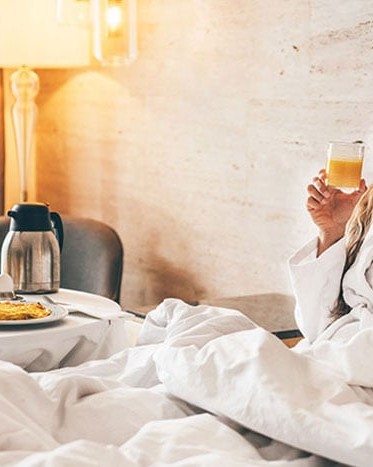 woman-eating-breakfast-in-the-hotel-room
