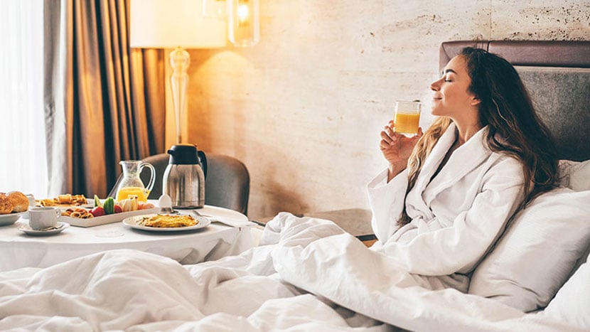woman-eating-breakfast-in-the-hotel-room